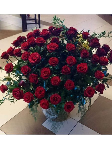 Kosz  Róż (cena widoczna na stronie  jest za 90 róż 70-80 cm + kosz ) powyżej 50 róż prosimy o kontakt z kwiaciarnią