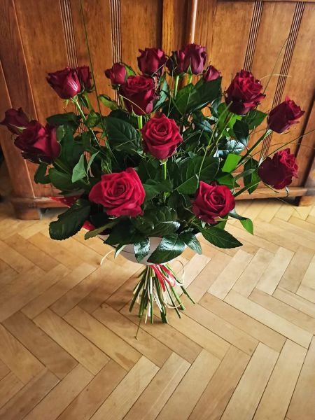 Bukiet z  Róż ( delikatne przybranie GRATIS 😘)  Powyżej 50 róż prosimy o kontakt z Kwiaciarnią